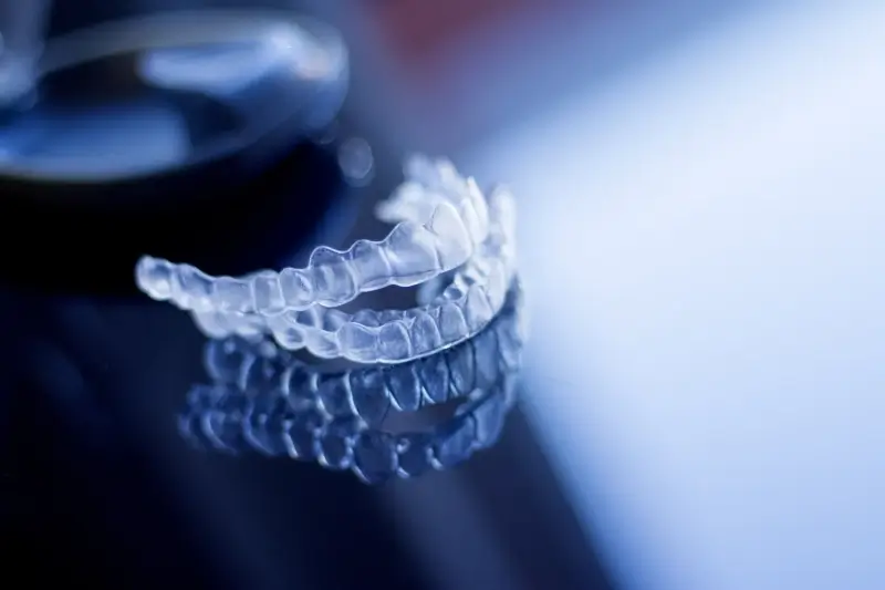 Invisalign a zwykły aparat?