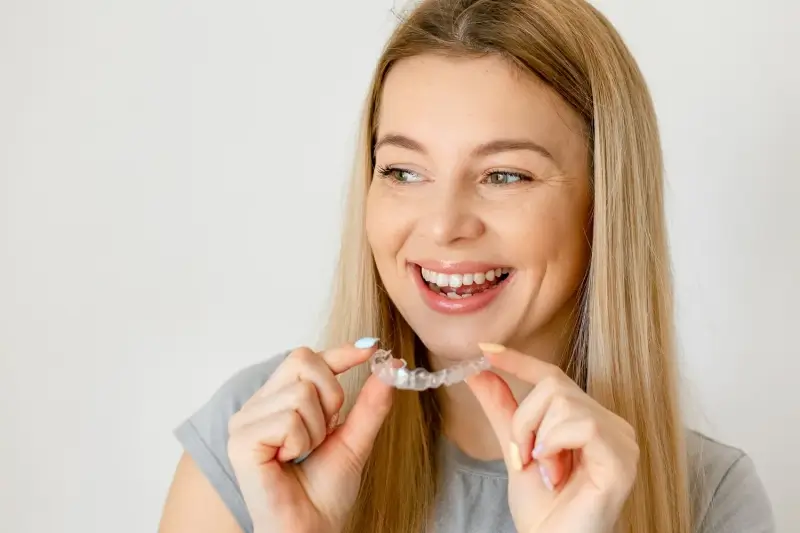 Jak długo trwa leczenie nakładkami Invisalign?